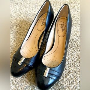 Life Stride Soft System heel, size 8.5M